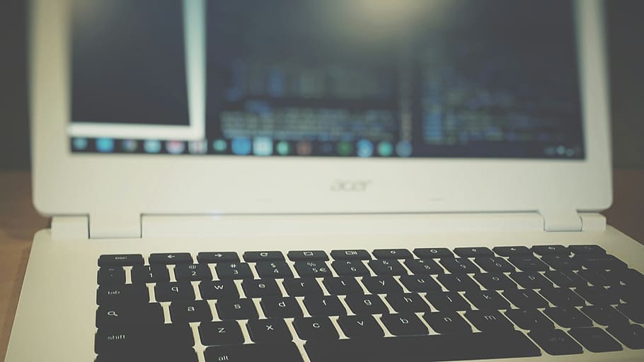 chromebook, portàtil, quadern, codificació, editor de codi, teclat, ordinador, tecnologia, tecnologia sense fils, connexió, comunicació, teclat d’ordinador, a l'interior, equips informàtics, primer pla, cap gent, carta, part de l’ordinador, Internet, monitor d’ordinador, dispositiu d’informació portàtil, centrar-se en primer pla, alfabet, clau d’ordinador, 2K