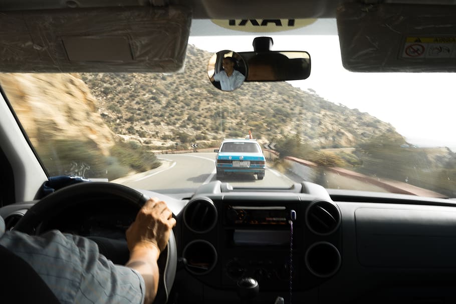 marroquí, Agadir, transport, manera de transport, interior del vehicle, cotxe, vidre - material, vehicle terrestre, interior del cotxe, parabrisa, retrovisor, una persona, persones reals, automòbil, transparent, dia, conduir, volant, moviment, carretera, naturalesa, vista del darrere, mà, a l'aire lliure, 5K