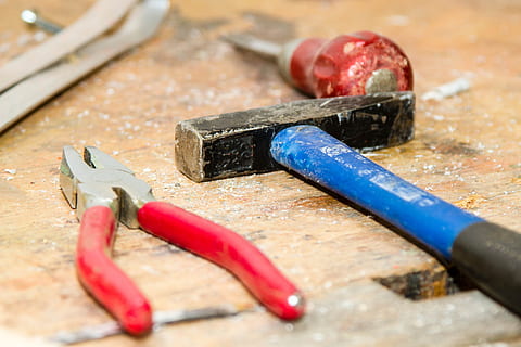 eines, martell, alicates, eina de treball, vermell, material de fusta, a l'interior, cap gent, taula, primer pla, equipament, Eina de mà, eina, fusteria, natura morta, metall, menjar, grup d'objectes, vista d’angle alt, menjar i beguda, art i artesania, preparació, taller, cisell, 4K, CC0, domini públic, lliure de regalies