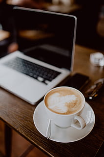 tasse, café, table, intérieur, technologie, La technologie, travail, cappuccino, restaurant, en retard, à l'intérieur, café - boisson, Nourriture et boisson, agresser, Technologie sans fil, tasse à café, boisson, rafraîchissement, portable, ordinateur, soucoupe, vaisselle, la communication, nature morte, lien, boisson mousseuse, boisson chaude, personne, latté, 5K, CC0, domaine public, libre de droits