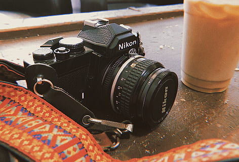 kamera, elektronik, digitalt kamera, strop, varme toner, is kaffe, kaffedrik, film kamera, kaffe, vibes, nikon fm, sjovt kamera strop, kamerastropp, kaffebar, 35mm kamera, VSCO, instagram, nikon kamera, æstetisk, filter, fotografering temaer, kamera - fotografisk udstyr, fotografisk udstyr, teknologi, objektiv - optisk instrument, tæt på, ingen mennesker, moderne, fotografere, stilleben, fokus på forgrunden, bord, udstyr, indendørs, aktivitet, retro stylet, dag, SLR kamera, 4K, CC0, offentligt domæne, royaltyfrie