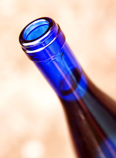 flaske, tæt på, blå, studio skud, indendørs, ingen mennesker, selektiv fokusering, enkelt objekt, beholder, farvet baggrund, fokus på forgrunden, vinflaske, videnskab, glas - materiale, blod, videnskabeligt eksperiment, to objekter, sundhedspleje og medicin, Medicinsk forskning, blodprøve, 2K, CC0, offentligt domæne, royaltyfrie