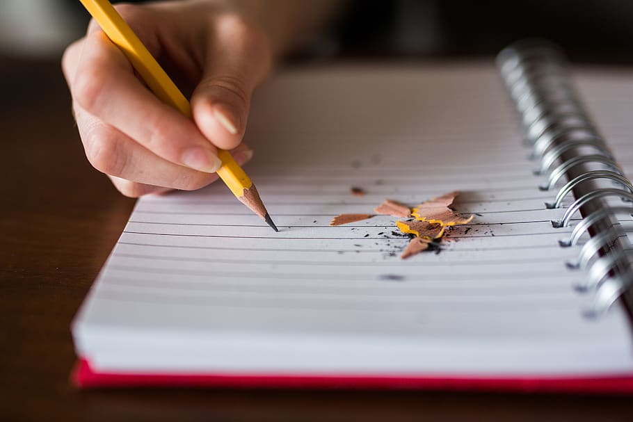 quadern, llapis, escriure, escola, borrós, mà humana, part del cos humà, una persona, mà, a l'interior, enfocament selectiu, paper, infància, primer pla, creativitat, nen, descendència, art i artesania, educació, celebració, bloc de notes, activitat, dibuix - activitat, dit, material escolar, extremitat humana, 5K