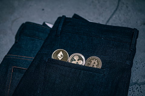 fisico, placcato oro, monete di criptovalute, monete., superiore, 3 criptovalute, posto, metà, dentro, paio di jeans in denim, jeans., moneta, nessuno, blu, finanza, jeans, tasca, vista dall'alto, girato in studio, avvicinamento, cultura artistica e intrattenimento, tessile, abbigliamento casual, in casa, scarpa, emozione, pelle, notte, 5K, CC0, dominio pubblico, privo di copyright