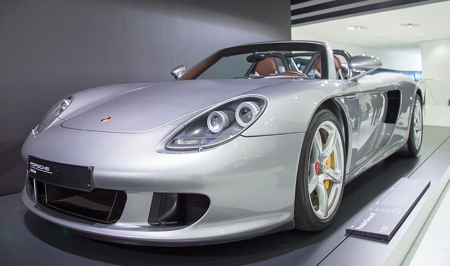 gri coupe convertible, auto, mașină, transport, vehicul, obosi, maşină, roată, vorbit, jante din aliaj, roata auto, ușoară, far, marcă, siglă, simbol, mașină sport, ştreang, Angrenaj, convertibil, parbriz, mijloc de transport, vehicul cu motor, vehiculul terestru, în interior, luxos, bogatie, nici o persoana, showroom, staționar, modern, stil retro, lucios, mașină de curse, reflecţie, argintiu colorat, crom, 4K