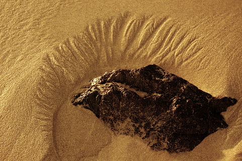 Pietra nera, natura, suolo, all'aperto, sabbia, montagna, vulcano, cratere, duna, natura selvaggia, fossile, terra, paesaggio, catena montuosa, scenario, deserto, orma, roccia, archeologia, vista aerea, nessuno, vista dall'alto, roccia - oggetto, spiaggia, giorno, solido, geologia, luce del sole, bellezza nella natura, la tranquillità, scena tranquilla, scenics - natura, clima, clima arido, 2K, CC0, dominio pubblico, privo di copyright