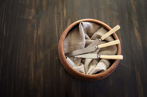 Flatlay, Messer, Hintergrund, Besteck, Tabelle, Silber-, Cafe, Utensilien, Jahrgang, Holz, Essen, Holz - Material, drinnen, direkt darüber, keine Leute, Stillleben, High Angle View, Nahansicht, Kreis, braun, Geometrische Figur, gestalten, Tag, Bambus - Material, Schüssel, einzelnes Objekt, Container, 4K, CC0, gemeinfrei, lizenzfrei