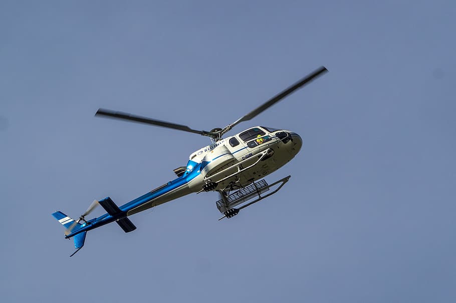 helicòpter, vol, alt, aèria, volar, dom, cel, vehicle aeri, volant, avió, manera de transport, transport, blau, cel clar, viatjar, en moviment, moviment, naturalesa, a l'aire, cap gent, vista d’angle baix, tecnologia, còpia espai, a l'aire lliure, dia, indústria aeroespacial, avió privat, 2K