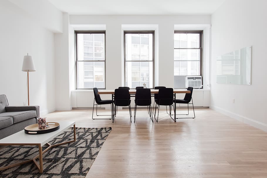 interior, taula, cadires, llum, sofà, catifa, finestra, vidre, marc, paret, negocis, seient, cadira, a l'interior, sòls, absència, mobles, dia, buit, cap gent, vidre - material, interior de casa, oficina, habitació domèstica, arquitectura, terres de fusta dura, fusta, apartament, 5K