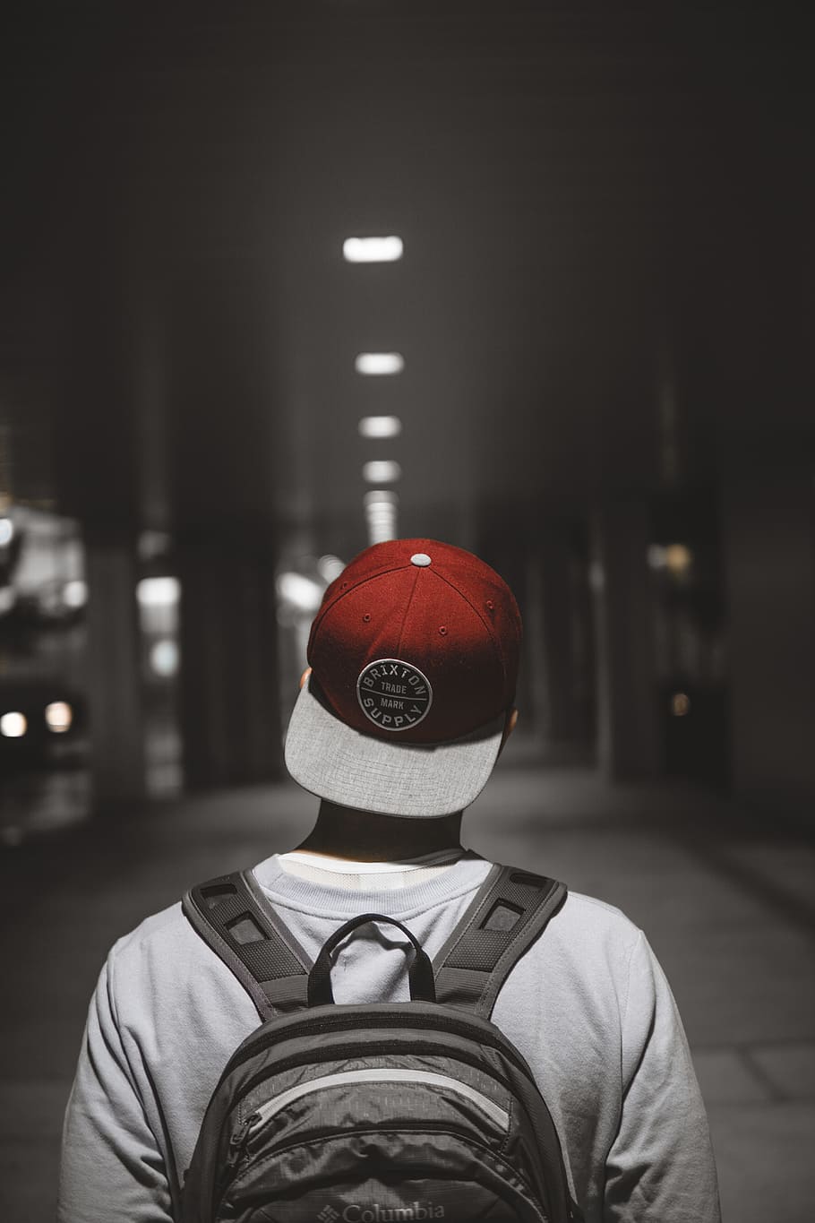 uomo, indossare, rosso, berretto, di fronte, corridoio, persona, cappello, zaino, luce, tunnel, ragazzo, alunno, del Millennio, formazione scolastica, scuola, Università, città universitaria, sera, notte, bokeh, avvicinamento, in scala di grigi, contrasto, solo, uomini, persone, viaggio, mezzi di trasporto, una persona, adulto, Borsa, persone che viaggiano, in casa, stili di vita, passeggeri, maschi, stazione, etnia caucasica, bagaglio, turista, strada, 5K