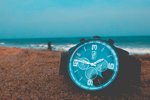 watch on coast, various, clock, time, watch, sea, beach, land, water, horizon over water, horizon, sky, nature, blue, beauty in nature, day, scenics - nature, close-up, outdoors, sand, sunlight, number, minute hand, 4K, CC0, public domain, royalty free