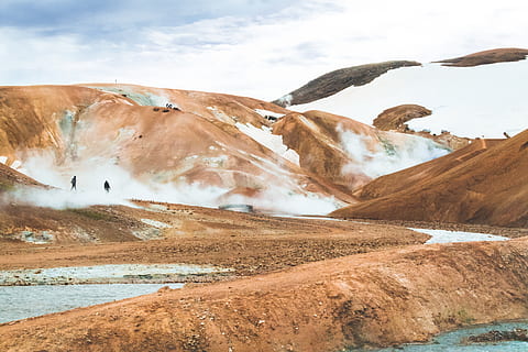 Marrone, montagna, giorno, natura, all'aperto, Islanda, altopiano, scenario, catena montuosa, paesaggio, persona, umano, natura selvaggia, uccello, animale, panoramico, acqua, terra, picco, promontorio, bacino, ghiaccio, bellezza nella natura, la tranquillità, scenics - natura, scena tranquilla, scena non urbana, cielo, ambiente, nuvola - cielo, geologia, a distanza, idilliaco, nessuno, geografia fisica, temperatura fredda, clima arido, potere in natura, 5K, CC0, dominio pubblico, privo di copyright