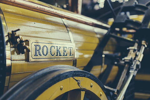 tren, rachetă, galben, vechi, istorie, aburi, șină, mijloc de transport, transport, bicicletă, vehiculul terestru, text, comunicare, să se concentreze asupra primelor elemente, zi, oraș, nici o persoana, arhitectură, staționar, selectiv, stradă, roată, în aer liber, metal, călătorie, 5K, CC0, domeniu public, fără drepturi de autor