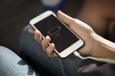 la personne, en portant, blanc, téléphone intelligent, charge, batterie, dispositif, électronique, main, batterie faible, écran, La technologie, Technologie sans fil, la communication, dispositif d'information portable, main humaine, lien, téléphone portable, partie du corps humain, une personne, écran tactile, fermer, Téléphone, à l'intérieur, la messagerie texte, en utilisant le téléphone, se concentrer sur le premier plan, doigt, 5K, CC0, domaine public, libre de droits