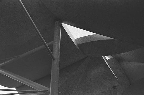 arquitectura, edificio, triángulo, ventana, claraboya, barandilla, pretil, transporte, aeronave, avión, vehículo, hormigón, edificio de oficinas, Art º, piso, madera, madera contrachapada, pista, asfalto, arte Moderno, nadie, adentro, vista de ángulo bajo, modelo, estructura construida, papel, diseño, día, de cerca, forma, naturaleza muerta, paraguas, techo, naturaleza, proteccion, fotograma completo, metal, 2K, CC0, dominio público, libre de derechos