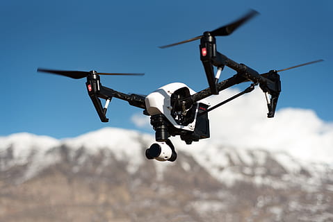 drone, màquina, volar, volant, captura, núvol, ennuvolat, transport, moviment, naturalesa, vehicle aeri, cel, a l'aire, militar, negocis, manera de transport, avió, dia, hèlix, a l'aire lliure, forces Armades, en moviment, tecnologia, seguretat, comunicació, 5K, CC0, domini públic, lliure de regalies