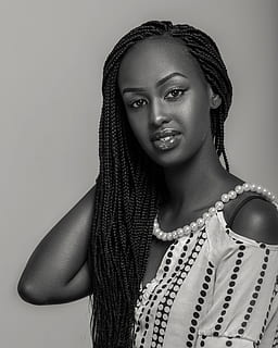 Ruanda, Kigali, ritratto, una persona, giovane adulto, in casa, giovani donne, vista frontale, bellezza, girato in studio, stili di vita, guardando la fotocamera, capi di abbigliamento, bella donna, gioielli, attività di svago, moda, donne, persone reali, adulto, collana, acconciatura, adolescente, 4K, CC0, dominio pubblico, privo di copyright