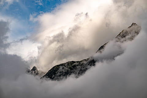zataženo alpy, hora, Příroda, Alpy, venku, švýcarsko, mrak, nebe, mlha, grimsel pass, obergomů, krajina, vrchol, hřeben, pohoří, summitu, zahalená, scéna s oblaky, venkovní, zataženo, mrak - nebe, krása v přírodě, scenics - příroda, klidné scény, klid, studená teplota, mimoměstské scény, nikdo, zimní, sníh, bílá barva, životní prostředí, idylický, horský vrchol, 5K, CC0, veřejná doména, bez autorských práv