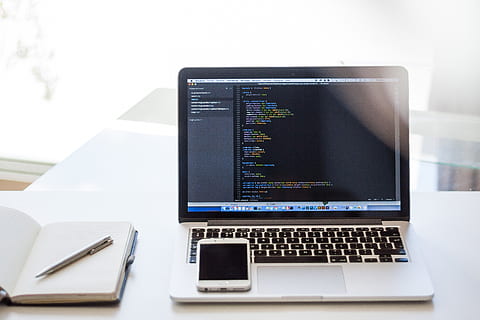 macbook, bærbar, computer, teknologi, kontor, skrivebord, forretning, iphone, smartphone, mobil, notesbog, notesblok, pen, programmering, kodning, kode, arbejder, trådløs teknologi, forbindelse, meddelelse, bord, bærbar informationsenhed, ingen mennesker, tæt på, finansiere, møbel, stilleben, skærm, indendørs, virksomhedernes forretning, 2K, CC0, offentligt domæne, royaltyfrie