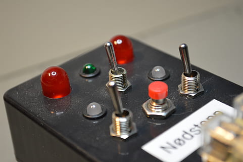 électronique, DIY, module, bouton, commutateurs, leds, fermer, à l'intérieur, personne, prise de vue en studio, contrôle, La technologie, nature morte, équipement, vue grand angle, mise au point sélective, rouge, métal, table, lien, outil de travail, culture artistique et divertissement, la musique, choix, texte, vis, équipement électrique, 5K, CC0, domaine public, libre de droits