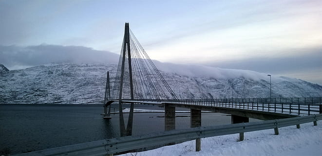 sort, hængebro, cumulus skyer, arkitektur, bro, skyer, forbindelse, dagslys, milepæl, landskab, bjerge, natur, udendørs, flod, vej, naturskøn, sne, rejse, vand, vinter, vinterlandskab, bro - menneskeskabt struktur, bygget struktur, kold temperatur, transportmidler, himmel, tåge, sky - himmel, ingen mennesker, bjerg, scenics - natur, skønhed i naturen, gangbro, snedækket bjerg, 2K, CC0, offentligt domæne, royaltyfrie