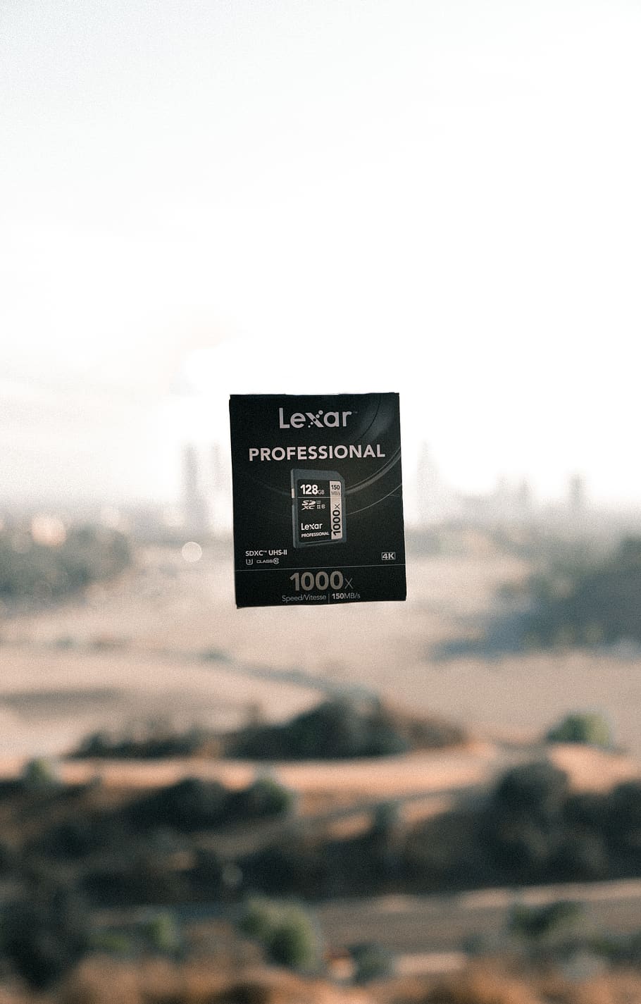 plovák, plovoucí, plovoucí fotografie, lexar, Paměťová karta, Paměť, SD karta, sd, fotografické vybavení, foto zařízení, paměťové karty, tech, kamerové zařízení, kamery, sdxc, cestovat, cestovní fotograf, výroba filmu, filmaře, text, západní skript, sdělení, zaměřit se na popředí, nikdo, nebe, detail, informace, venku, podepsat, den, kopie prostor, informační značka, selektivní zaměření, Příroda, architektura, stavba, jeden objekt, Černá barva, strom, zpráva, 5K