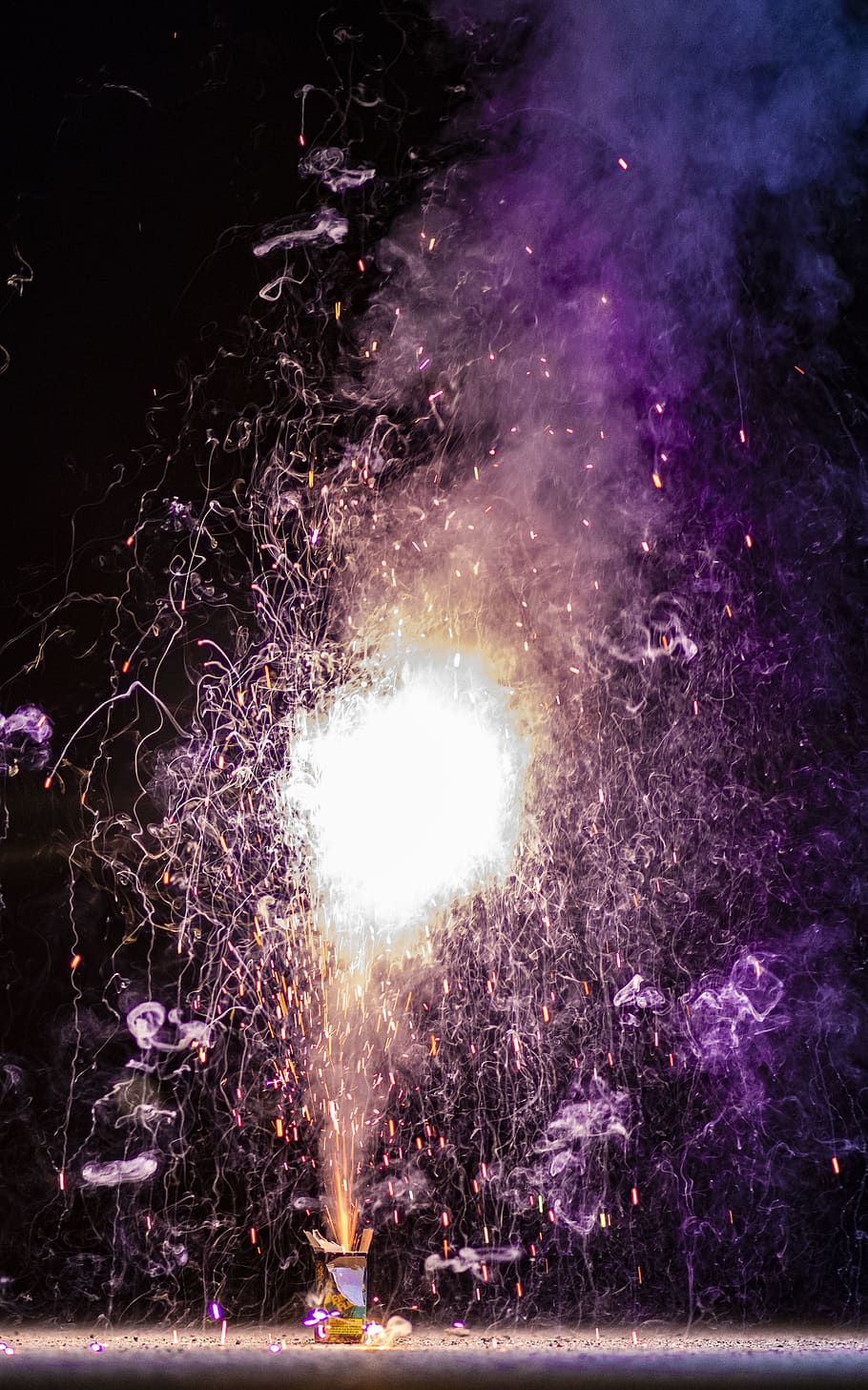 viola, fuoco, fuoco d'artificio, fuochi d'artificio, calcestruzzo, strada, all'aperto, Fumo, foschia, sparklers, notte, illuminato, celebrazione, movimento, raggiante, Fuochi artificiali, lunga esposizione, che esplode, cultura artistica e intrattenimento, evento, fuochi d'artificio - Oggetto creato dall'uomo, movimento sfocato, fumo - struttura fisica, natura, luce, nessuno, scintille, esplosivo, 5K