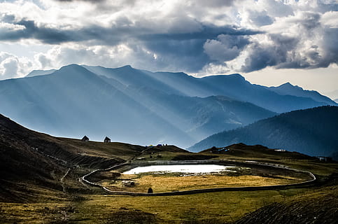panoramico, vista, montagne, nuvole, alba, drammatico, ambiente, erba, idilliaco, paesaggio, natura, cielo, tranquillo, alberi, acqua, nuvola - cielo, scenics - natura, montagna, bellezza nella natura, scena tranquilla, la tranquillità, catena montuosa, scena non urbana, nessuno, giorno, strada, a distanza, all'aperto, 4K, CC0, dominio pubblico, privo di copyright