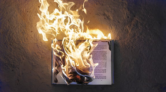livro aberto a arder, chama, fogo, ardente, fogo - fenômeno natural, calor - temperatura, brilhando, recurso de construção de parede, natureza, lareira, dentro de casa, madeira - material, comunicação, ninguém, madeira, placa, movimento, registro, Exposição longa, sinal de aviso, parede, 2K, CC0, domínio público, royalty free