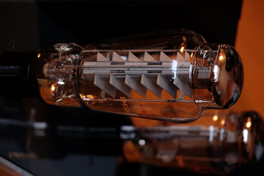 trubice, high end, stereo, uvnitř, detail, hudba, nikdo, kov, svítí, temný, umělecká kultura a zábava, technologie, jeden objekt, osvětlovací zařízení, zařízení, průhledný, sklo - materiál, noc, selektivní zaměření, vlákno, světlo - přírodní jev, studio shot, elektrické zařízení, noční život, 4K