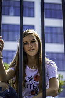 Països Baixos, eindhoven, model, bars, noia, tanca, pigues, ulls, femella, vista frontal, una persona, persones reals, roba casual, finestra, activitat d'oci, estils de vida, noies, adult jove, dones, cabell, dia, retrat, cabell llarg, pentinat, dones joves, a l'aire lliure, femelles, 5K, CC0, domini públic, lliure de regalies