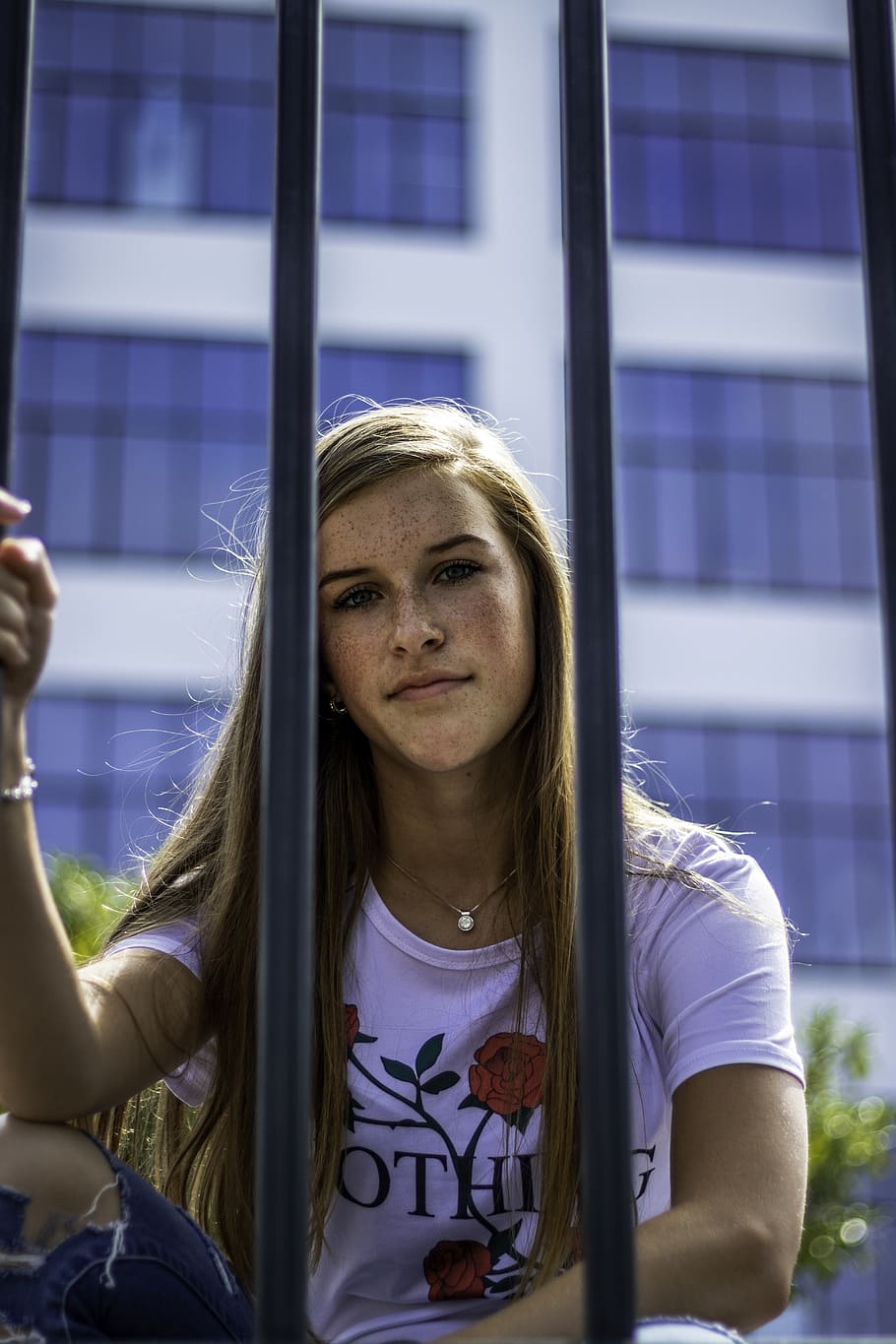 Països Baixos, eindhoven, model, bars, noia, tanca, pigues, ulls, femella, vista frontal, una persona, persones reals, roba casual, finestra, activitat d'oci, estils de vida, noies, adult jove, dones, cabell, dia, retrat, cabell llarg, pentinat, dones joves, a l'aire lliure, femelles, 5K