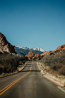 marciapiede vuoto, strada, modo, autostrada, asfalto, Colorado, sorgenti colorado, giardino degli dei, montagna, visualizzazioni, cielo, giardino, parco, Parco statale, paesaggio, roccia, montagne, soleggiato, viaggio, avventura, direzione, la strada davanti, mezzi di trasporto, scenics - natura, cielo sereno, bellezza nella natura, catena montuosa, natura, nessuno, ambiente, la tranquillità, scena non urbana, scena tranquilla, prospettiva decrescente, segnaletica stradale, marcatura, all'aperto, linea di divisione, 5K, CC0, dominio pubblico, privo di copyright