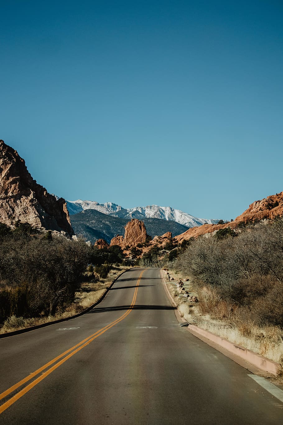 marciapiede vuoto, strada, modo, autostrada, asfalto, Colorado, sorgenti colorado, giardino degli dei, montagna, visualizzazioni, cielo, giardino, parco, Parco statale, paesaggio, roccia, montagne, soleggiato, viaggio, avventura, direzione, la strada davanti, mezzi di trasporto, scenics - natura, cielo sereno, bellezza nella natura, catena montuosa, natura, nessuno, ambiente, la tranquillità, scena non urbana, scena tranquilla, prospettiva decrescente, segnaletica stradale, marcatura, all'aperto, linea di divisione, 5K