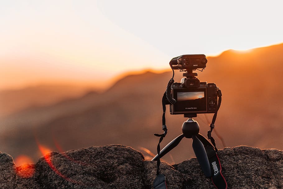 sort canon kamera, stativ, kamera, elektronik, udendørs, natur, bjerg, fotografering, Foto, fotograf, portræt, ansigt, video kamera, solopgang, himmel, vulkan, udbrud, jord, lava, sand, daggry, fotografering temaer, klippe, rock-objekt, kamera - fotografisk udstyr, teknologi, solnedgang, solid, aktivitet, fotografisk udstyr, digitalt kamera, fokus på forgrunden, fritidsaktivitet, scenics - natur, fotografere, ingen mennesker, bjergtop, 5K