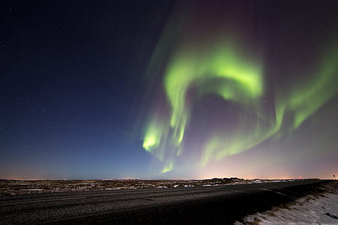 llums d’aurora, naturalesa, a l'aire lliure, nit, aurora, muntanya, Costa, oceà, línia de costa, aigua, mar, gel, focs artificials, neu, glacera, iglú, Conca, silueta, mamífer, animal, toro, cel, escenics - natura, espai, estrella - espai, bellesa a la natura, astronomia, medi ambient, escena tranquil·la, cel dramàtic, tranquil·litat, hivern, paisatge, cap gent, temperatura de fred, color verd, fenomen natural, terra, aurora polaris, espai i astronomia, brillant, 5K, CC0, domini públic, lliure de regalies