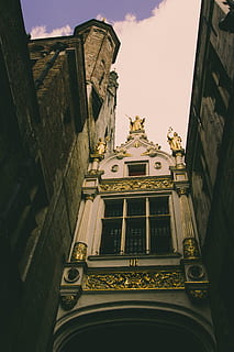 architektura, budynek, wieża, iglica, wieża kościelna, wieża zegarowa, okno, niebieski, niebieskie niebo, złoty budynek, niebo, zabytkowe, widok żaby, złoto, winieta, Miasto, miejski, metropolia, dzwonnica, na zewnątrz budynku, zbudowana struktura, niski kąt widzenia, żadnych ludzi, Natura, dzień, przeszłość, historia, chmura - niebo, stary, dzielnica mieszkaniowa, na dworze, dom, czas, zegar, ozdobny, 4K, CC0, domena publiczna, darmowe zdjęcia