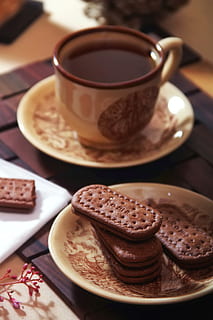 galetes de xocolata, al costat, cafè amb xocolata, galetes, esmorzar, ceràmica, primer pla, tassa de cafè, tassa, fosc, deliciós, beure, menjar, calenta, beguda calenta, xocolata calenta, a l'interior, al matí, plat, saborós, te, menjar i beguda, refresc, frescor, cafè, al forn, cafè - beguda, cap gent, menjar dolç, placa, postres, taula, vaixella, tassa de te, temptació, motiu floral, 2K, CC0, domini públic, lliure de regalies