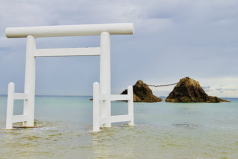 poarta albă torii, Torii, Poartă, Japonia, prefectura fukuoka, natură, apă, mare, în aer liber, ocean, plajă, coastă, stâlp, arhitectură, coloană, clădire, turn, far, sol, nisip, cer, nici o persoana, frumusețe în natură, zi, construită, o scenă liniștită, teren, liniște, scenice - natura, malul mării, nor - cer, orizont, scenă non-urbană, 5K, CC0, domeniu public, fără drepturi de autor