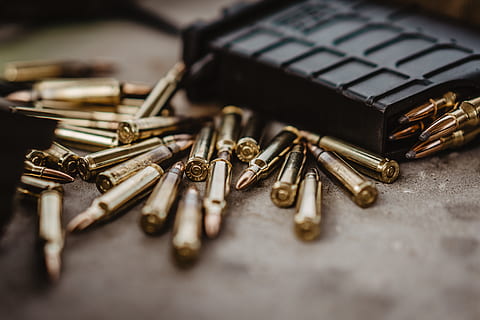 balas de latón, metal, enfoque selectivo, de cerca, adentro, naturaleza muerta, gran grupo de objetos, nadie, munición, pistola, mesa, arma, bala, abundancia, foto de estudio, variación, llave, señal de advertencia, comunicación, crimen, elección, agresión, ominoso, 4K, CC0, dominio público, libre de derechos