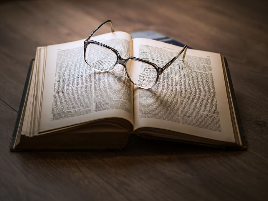 ulleres, obert, llibre, antiguitat, enciclopèdia, coneixement, lèxic, literatura, nostàlgic, pàgines, lectura, ciència, estudiar, vintage, natura morta, publicació, taula, gots, a l'interior, educació, paper, cap gent, primer pla, material de fusta, pàgina, vista d’angle alt, text, experiència, comunicació, enfocament selectiu, absència, accessori personal, 4K