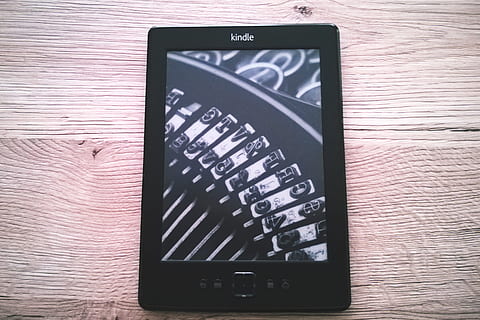 Kindle d'Amazon, La technologie, ordinateur, tablette, technologie, la communication, lien, Technologie sans fil, à l'intérieur, personne, table, fermer, dispositif d'information portable, équipement informatique, calculatrice, directement au-dessus, bois - matériau, téléphone intelligent, l'Internet, nature morte, objet unique, portabilité, équipement électrique, clavier, communications globales, 2K, CC0, domaine public, libre de droits
