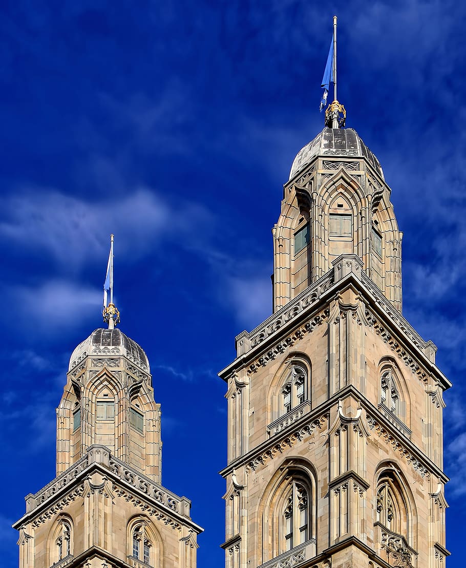 centre de la ciutat, símbol, limmat, reflexió, llum, or, pedra, protestant, centre, neo-gòtic, zurich, referència, Església, romànic, cel, bandera, decorat, torre, exterior de l'edifici, estructura construïda, arquitectura, edifici, espiritualitat, vista d’angle baix, religió, creença, lloc de culte, destinacions de viatge, núvol - cel, naturalesa, blau, turisme, viatjar, cap gent, alta - alta, rellotge, fletxa, 8K