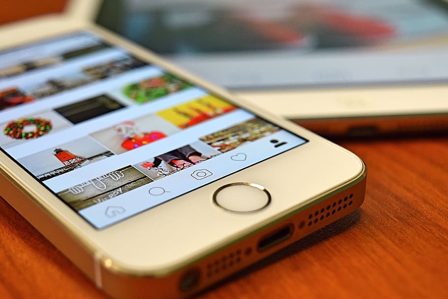 plata iPhone 5, 5s, mostrant, instagram, poma, dispositius, electrònica, pantalla, tauleta, tecnologia, a l'interior, cap gent, primer pla, cultura i entreteniment artístic, estil retro, enfocament selectiu, taula, material de fusta, nostàlgia, equipament, centrar-se en primer pla, sol objecte, jocs d’oci, relaxació, elecció, grup d'objectes, natura morta, equipament elèctric, 2K