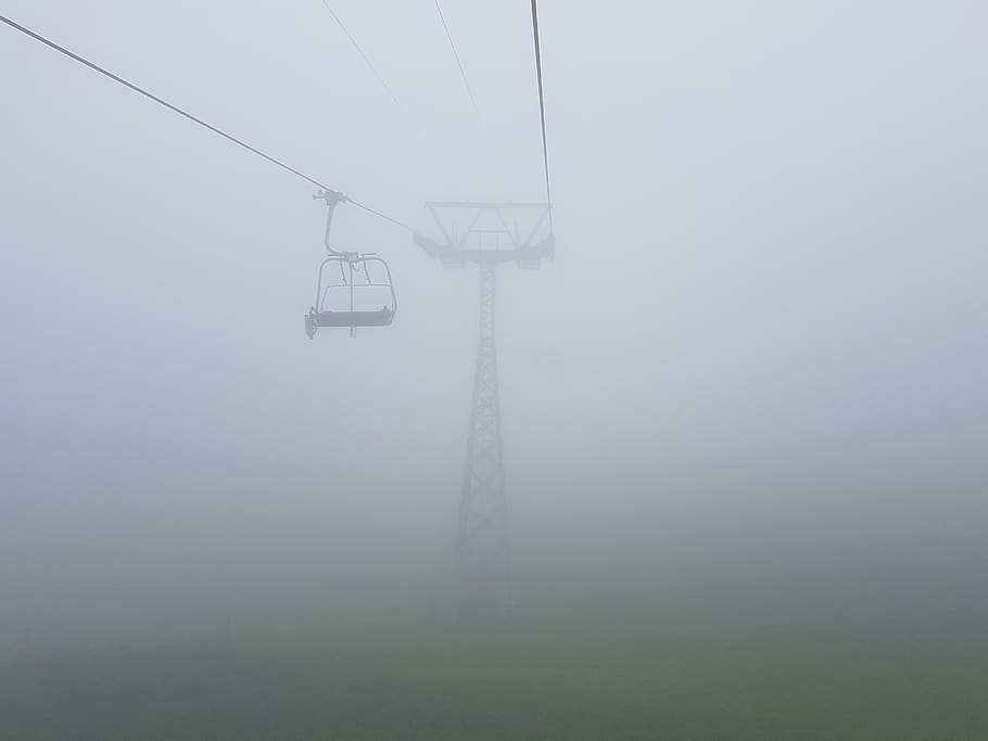 nebbia, bianca, nuvoloso, misterioso, vuoto, silenzioso, solitudine, seggiovia, montagne, sciare, la neve, escursioni a piedi, cavo, connessione, elettricità, tecnologia, funivia, bellezza nella natura, nessuno, giorno, funivia aerea, ambiente, natura, pilone dell'elettricità, Inquadratura dal basso, terra, paesaggio, cielo, temperatura fredda, linea elettrica, all'aperto, Alimentazione elettrica, nebbioso, 2K