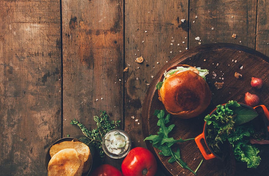 hamburguesa, verdures, col · locat, marró, superfície de fusta, pa, color, copyspace, deliciós, flatlay, menjar, fresc, saludable, nutritiu, patates fregides, retro, rústic, entrepà, natura morta, estiu, vintage, fusta, menjar i beguda, vegetals, material de fusta, frescor, taula, alimentació saludable, benestar, directament a sobre, herba, a l'interior, cap gent, vista d’angle alt, fruita, llest per menjar, carn, espècia, planta, tomàquet, decorar, 5K