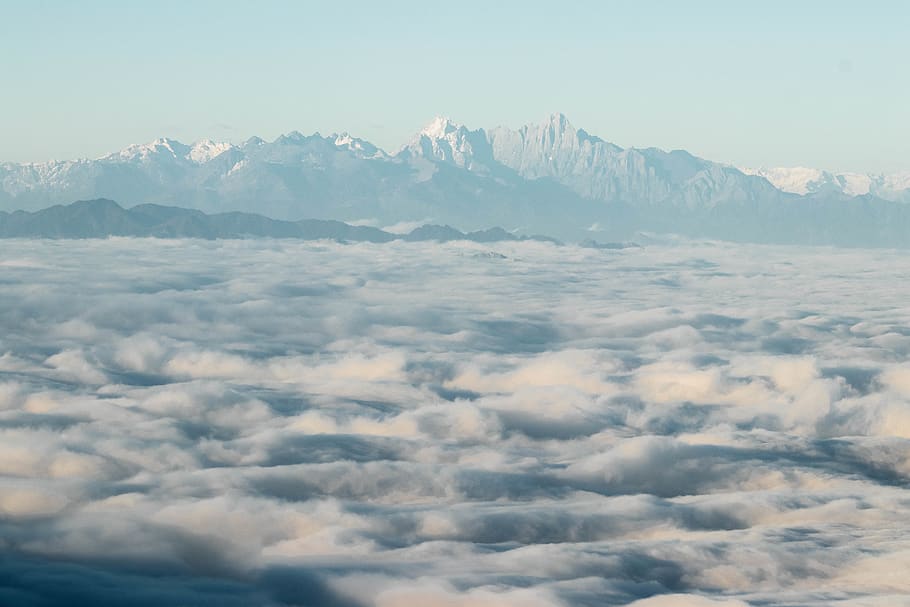 munți în timpul zilei, natură, în aer liber, Munte, decor, de munte, peisaj, nor, cer, vreme, cumulus, vedere aeriene, aventură, activități de agrement, vârf, gheaţă, teren, azur cer, sferă, ceaţă, zbor, frumusețe în natură, scenice - natura, o scenă liniștită, liniște, nor - cer, nici o persoana, idilic, mediu inconjurator, zi, Cloudscape, maiestuos, scenă non-urbană, culoare alba, varf de munte, un munte acoperit de zăpadă, de mai sus, 5K