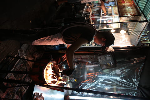 homem, de pé, cozinhando, pessoa, humano, máquina de jogo de arcade, Comida, iluminação, churrasco, restaurante, cripta, refeição, cantina, Praça de alimentação, fumaça, fogo, confeitaria, Doces, vida noturna, calça, vestuário, roupas, leve, pessoas reais, uma pessoa, homens, dentro de casa, estilos de vida, comprimento total, trabalhando, roupa casual, ocupação, metal, adulto jovem, dia, fábrica, iluminado, machos, habilidade, 5K, CC0, domínio público, royalty free