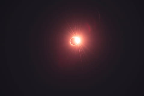 Eclipse solar, cielo, eclipse, Dom, llamarada, rayo de sol, llamarada del sol, destello solar, Luna, rojo, al aire libre, astrofotografia, noche, naturaleza, camino de la totalidad, Torrington, el anillo, Eclipse total, totalidad, anillo de diamantes, espacio, astronomía, belleza en la naturaleza, fenomeno natural, copia espacio, nadie, circulo, tranquilidad, luz del sol, escena tranquila, oscuro, paisajes - naturaleza, brillante, luz de la luna, luminosidad, 8K, CC0, dominio público, libre de derechos