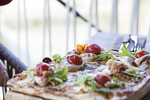 rechteckige Pizza, Lebensmittel, Frühstück, Mahlzeit, Lasagne, Pasta, Dessert, Salat, Mittagessen, Essen und Trinken, Gemüse, Frische, Pizza, selektiver Fokus, gesundes Essen, Nahansicht, Obst, Tomate, Wohlbefinden, fertig für den Verzehr, Tabelle, italienisches Essen, drinnen, Teller, Tag, Käse, Kraut, Snack, vegetarisches Essen, 5K, CC0, gemeinfrei, lizenzfrei